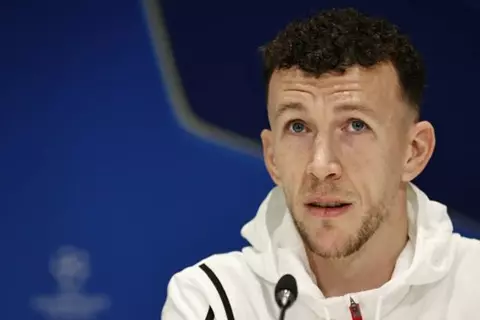 لسنا فريقا جماعيا.. بيريزيتش يفتح النار على زملائه في آيندهوفن